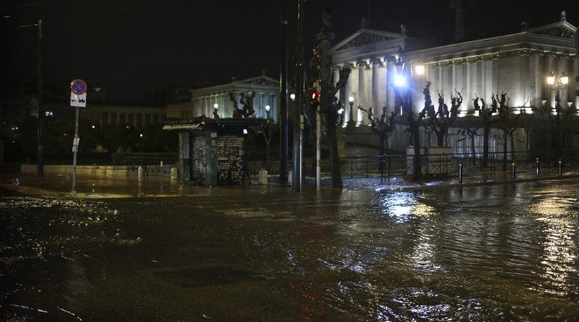 Αθήνα: Ποτάμια οι δρόμοι – Χαλάζι στο κέντρο της πόλης (βίντεο)